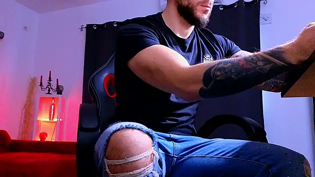 MightyAaron66 live sex cam