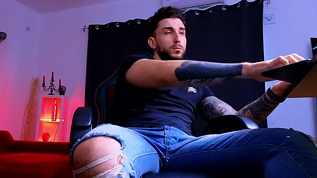 MightyAaron66 live sex cam