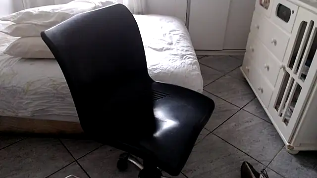 MysterBearMG live sex cam