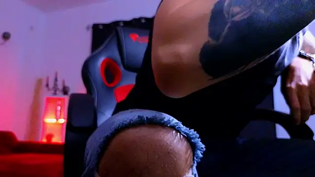 MightyAaron66 live sex cam