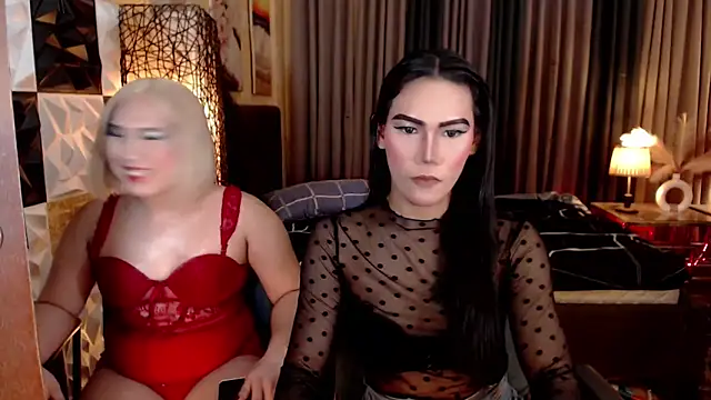 ElegantKellyUncutTS live sex cam