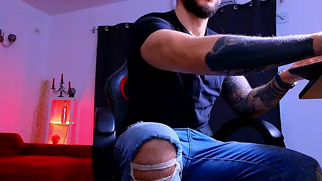 MightyAaron66 live sex cam