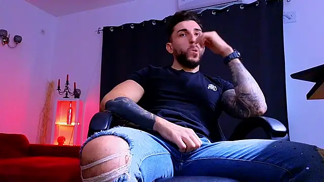 MightyAaron66 live sex cam