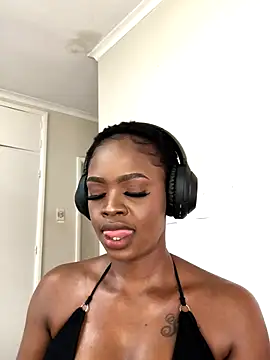 LuciousLips96 live sex cam