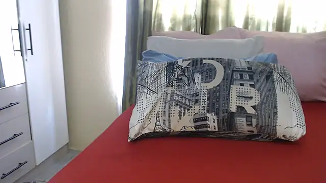 Foxybrownxx1 live sex cam