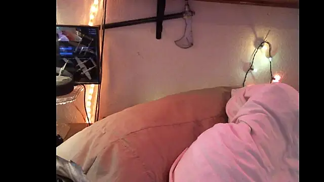 Pussyeat2please live sex cam