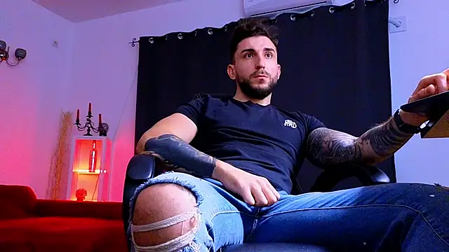 MightyAaron66 live sex cam