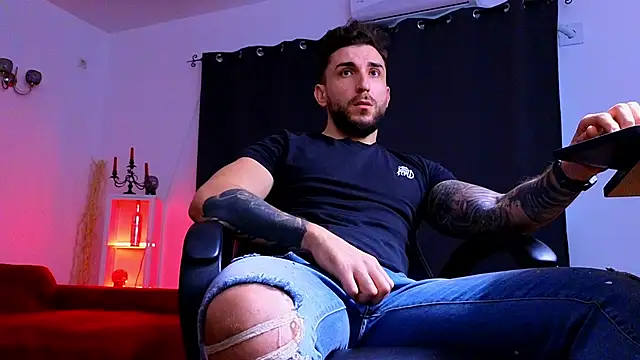 MightyAaron66 live sex cam