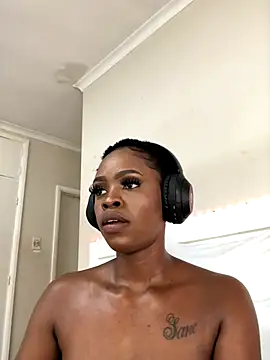 LuciousLips96 live sex cam