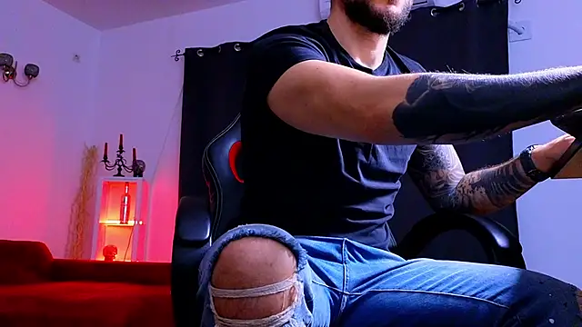 MightyAaron66 live sex cam