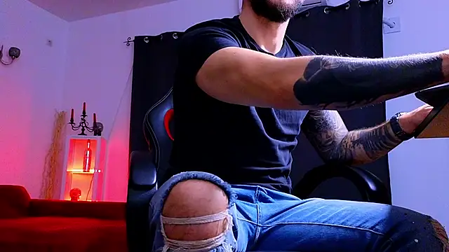 MightyAaron66 live sex cam