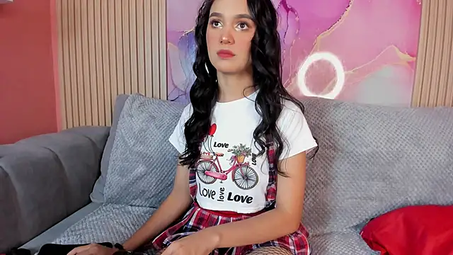 NhoanBrunette live sex cam