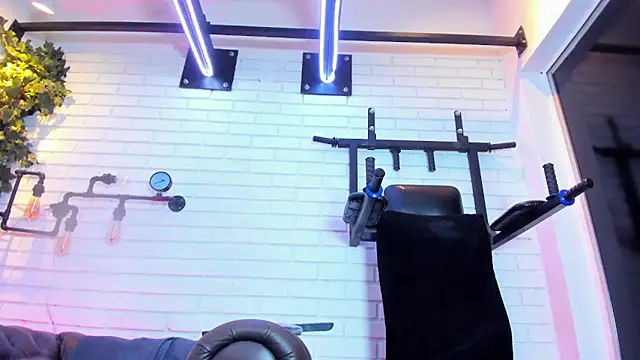 ItaloMoore live sex cam