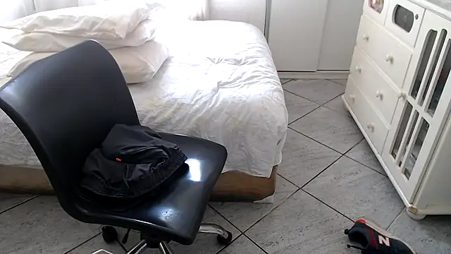 MysterBearMG live sex cam