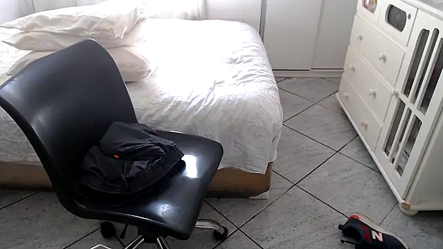 MysterBearMG live sex cam