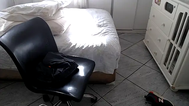 MysterBearMG live sex cam