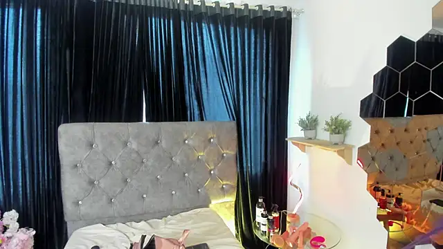 DaphneGlas live sex cam