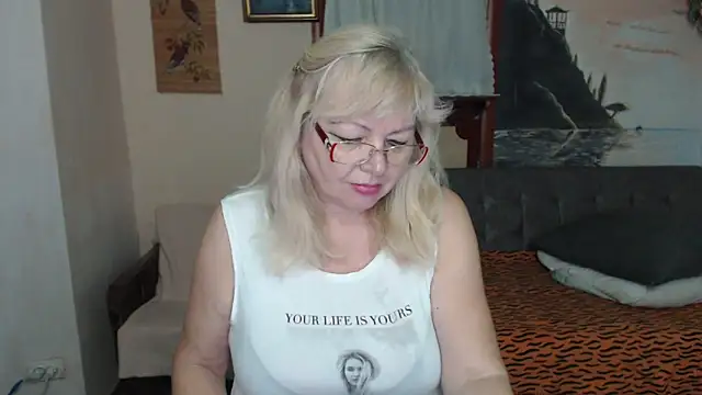 EvelynLoveShy live sex cam