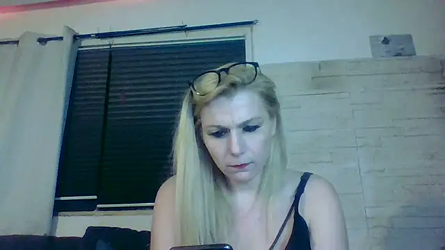 DevilsAngel13 live sex cam