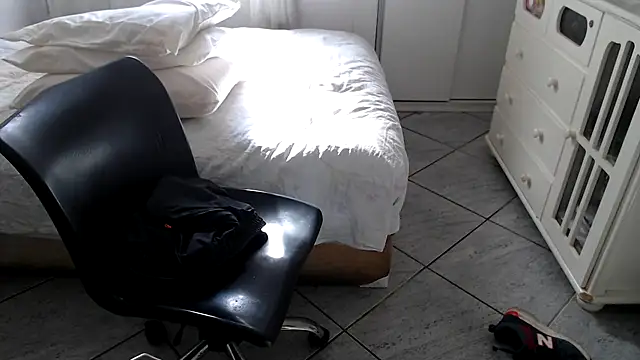 MysterBearMG live sex cam