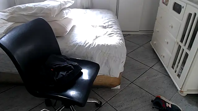 MysterBearMG live sex cam