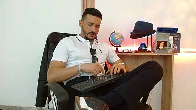 Reiko_85_ live sex cam