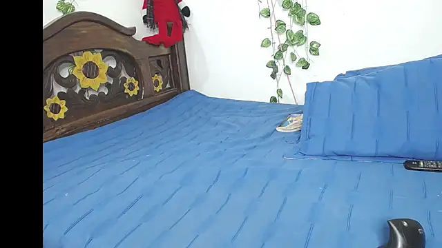 DominaLeona live sex cam