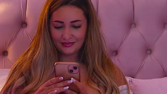 YaaraCollins live sex cam