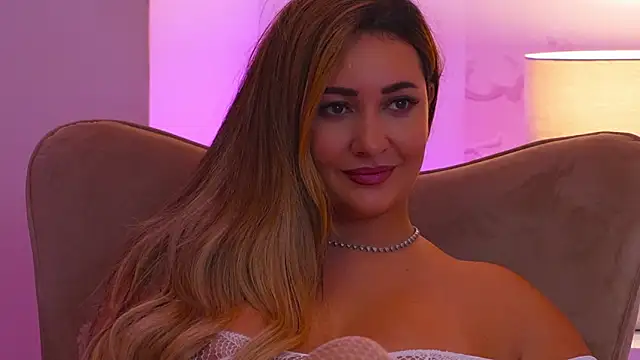 YaaraCollins live sex cam