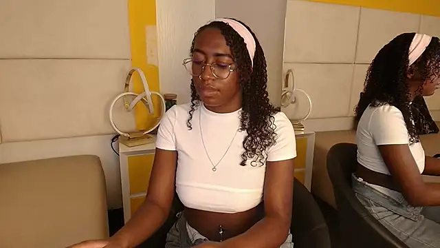 Qeen_blackk live sex cam