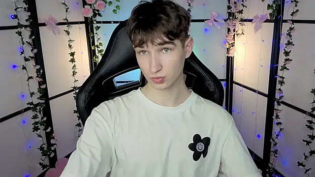 Maxwellchiik live sex cam