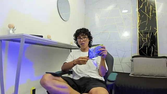 Zoro_V live sex cam