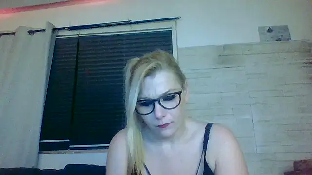 DevilsAngel13 live sex cam