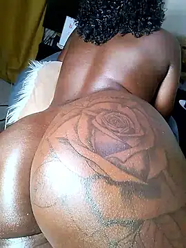 Hugemassivebootie live sex cam