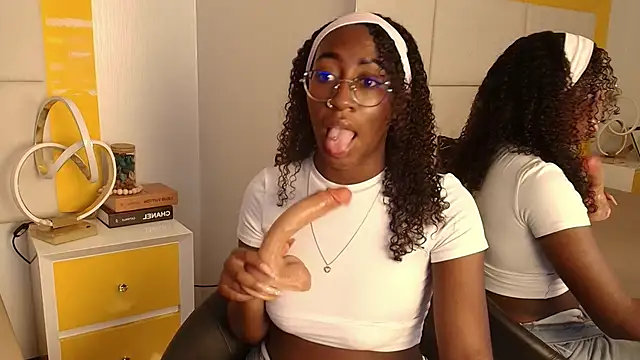 Qeen_blackk live sex cam