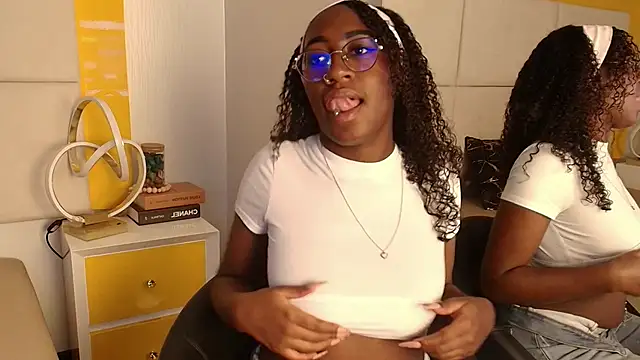 Qeen_blackk live sex cam