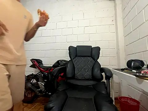 Max_TheHorseDick live sex cam