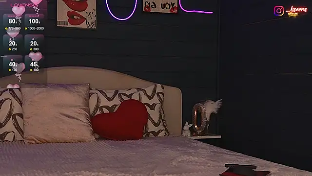 Eseensia live sex cam