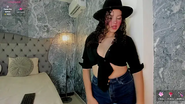 LucyLovelyy live sex cam