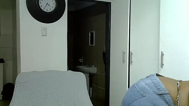 HipsDontLieX95 live sex cam