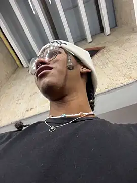 Maxim-Walker live sex cam