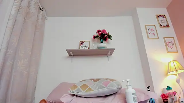 LauraRaider live sex cam