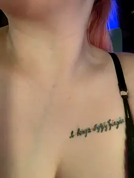 KellyMoors live sex cam