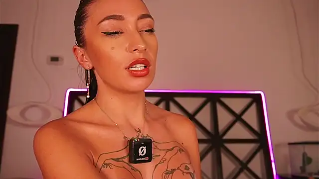 LunaMystyque live sex cam