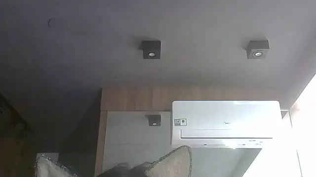 SkinnyKitten live sex cam