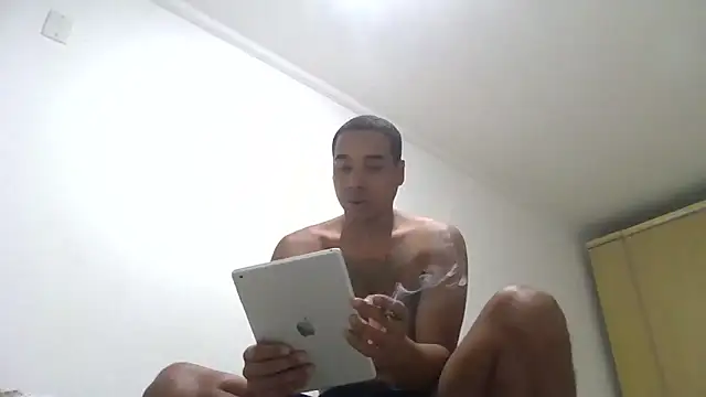 JUNINHOLEKEJR live sex cam