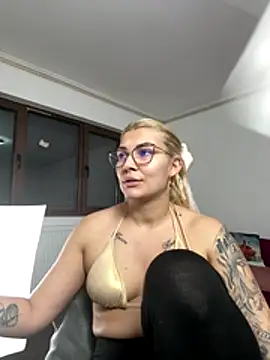 MiaKiittyy live sex cam