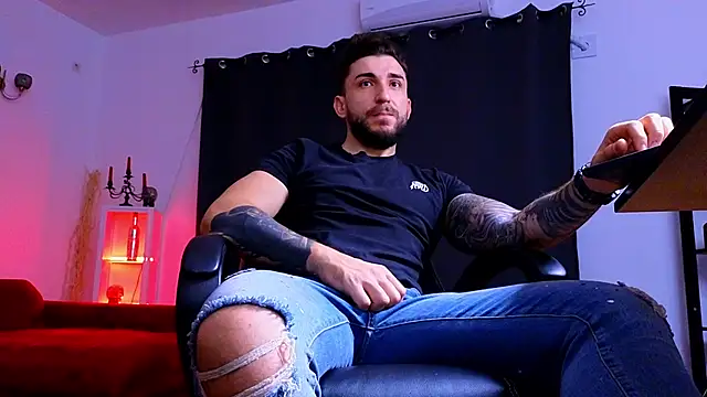 MightyAaron66 live sex cam