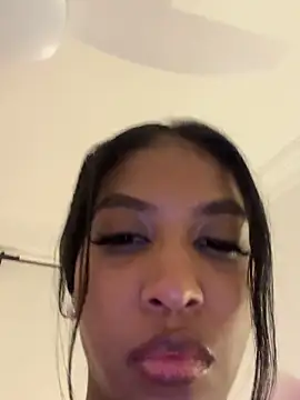 IamCrystal2 live sex cam