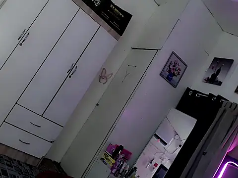 Miss_twinny21 live sex cam